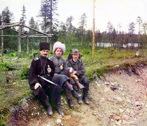 El fotógrafo Sergey Mikhailovich Prokudin-Gorsky y dos hombres con vestimenta cosaca, Ferrocarril de Murmansk, Imperio Ruso 1915